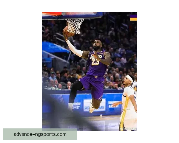 湖人险胜勇士詹姆斯关键时刻三分引爆全场